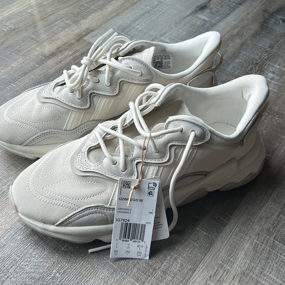 Adidas Osweego White/off white brand new with tags never worn